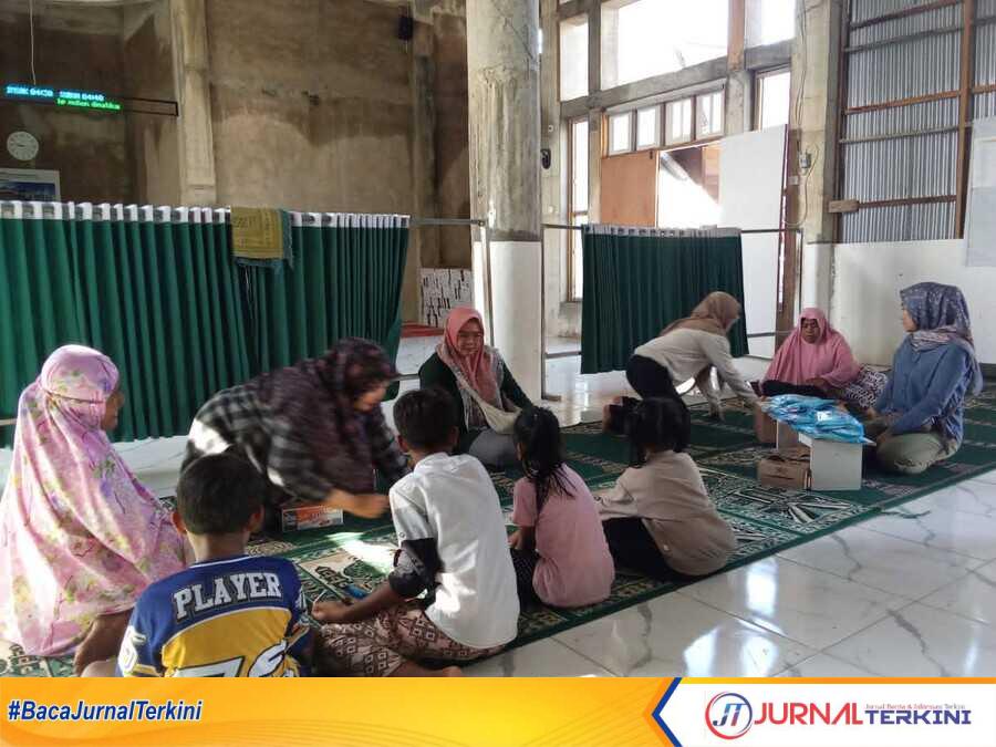 Tim Trauma Healing mendatangi anak-anak korban banjir. (Foto Kominfo Padang).