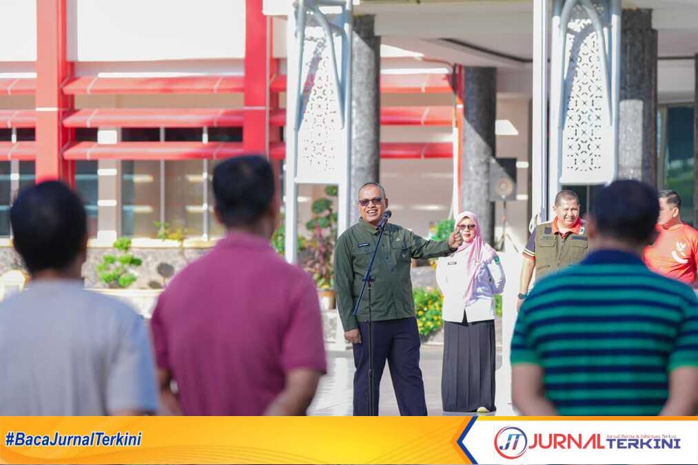 Sekdaprov Sumbar, Arry Yuswandi (tengah) saat memimpin Apel. (Foto Adpim Sumbar).