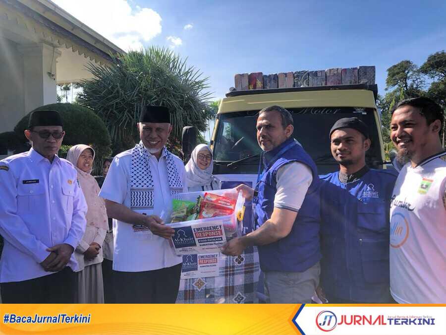 result_IMG-20251203-WA0110 Gubernur Sumbar saat menerima bantuan dari Al-Khair Foundation untuk warga Sumbar terdampak Bencana Hidrometeorologi. (Foto Adpim Sumbar).