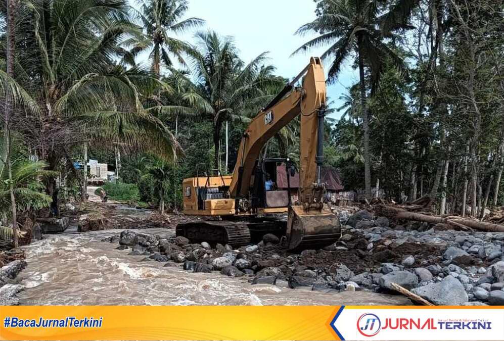 result_IMG-20251203-WA0113 Alat berat saat memulihkan arus sungai Pasca Banjir Bandang. (Foto Kominfo Kab Solok).