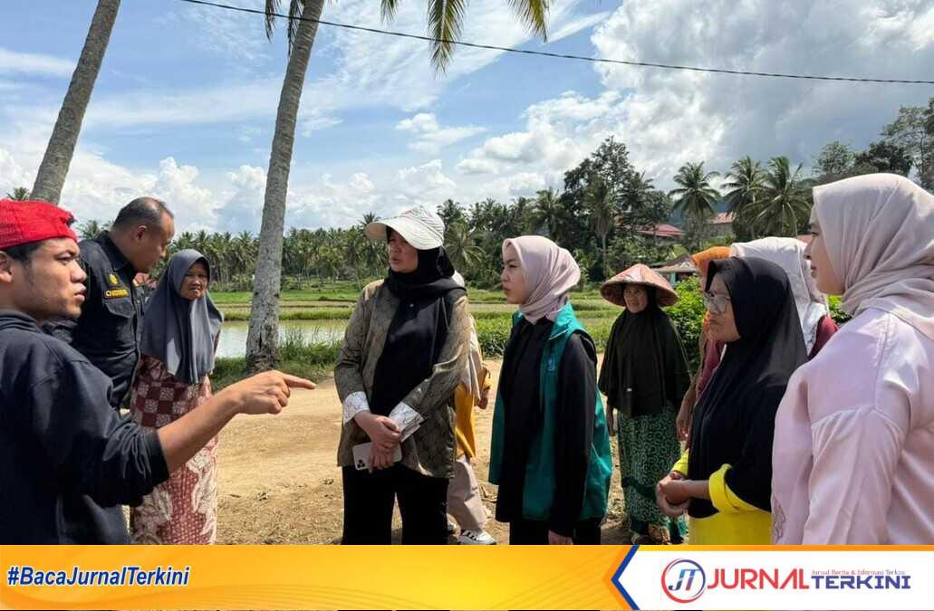 result_IMG-20251203-WA0114 TP-PKK Kota Sawahlunto saat menyerahkan bantuan untuk korban terdampak bencana di Kab Solok. (Foto Kominfo Kab Solok).
