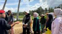 result_IMG-20251203-WA0114 TP-PKK Kota Sawahlunto saat menyerahkan bantuan untuk korban terdampak bencana di Kab Solok. (Foto Kominfo Kab Solok).