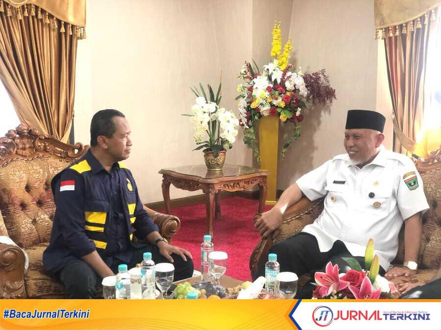 Menteri ESDM RI, Bahlil Lahadalia (kiri) bersama Gubernur Sumbar, Mahyeldi Ansharullah (kanan). (Foto Adpim Sumbar).