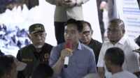 Wapres Gibran saat meninjau korban bencana di Agam, Sumbar. (Foto Adpim Sumbar).
