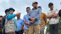 result_IMG-20251206-WA0003 Wabup Solok, Chandra saat meninjau jalan putus di Nagari Lolo. (Foto Kominfo Kab Solok).