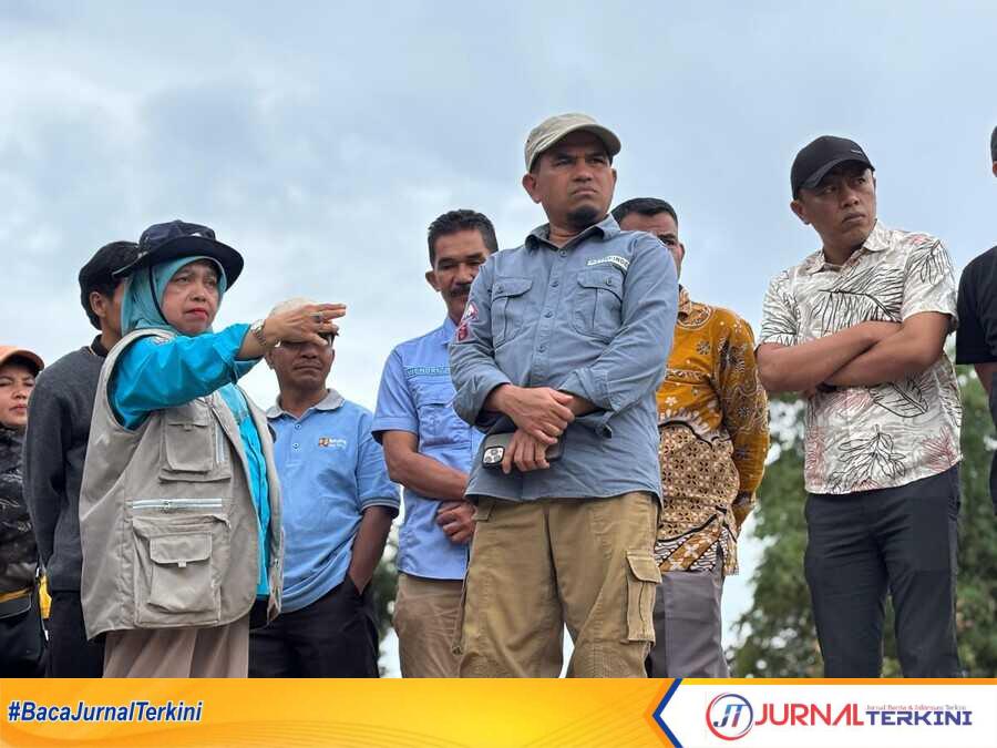 result_IMG-20251206-WA0003 Wabup Solok, Chandra saat meninjau jalan putus di Nagari Lolo. (Foto Kominfo Kab Solok).