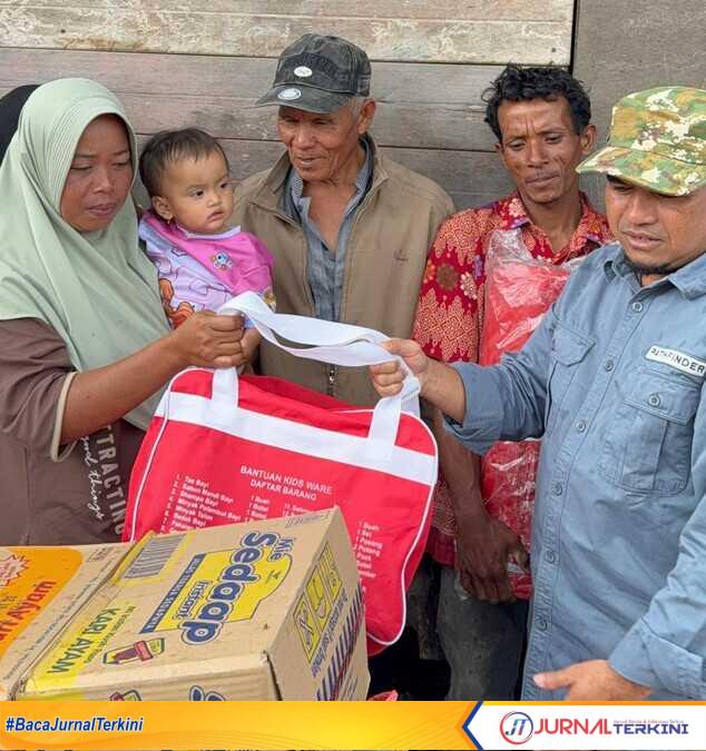 result_IMG-20251206-WA0004 Wabup Solok, Candra saat menyerahkan bantuan untuk korban terdampak bencana. (Foto Kominfo Kab Solok).