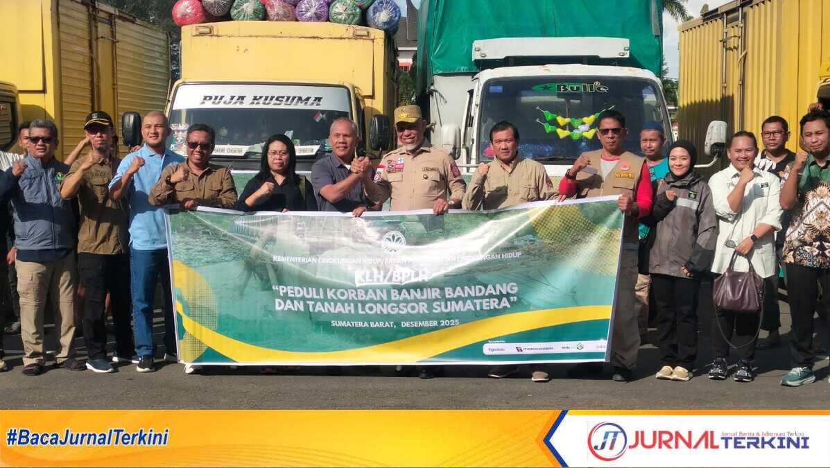 result_IMG-20251206-WA0017(1) Gubernur Sumbar, Mahyeldi Ansharullah saat menerima bantuan dari KLHK untuk Bencana Sumbar. (Foto Adpim Sumbar).