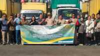 Gubernur Sumbar, Mahyeldi Ansharullah saat menerima bantuan dari KLHK untuk Bencana Sumbar. (Foto Adpim Sumbar).