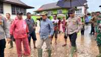 result_IMG-20251207-WA0006(1) (1) Wabup Solok, Candra saat meninjau lokasi banjir dan longsor di Nagari Paninggahan. (Foto Kominfo Kab Solok).