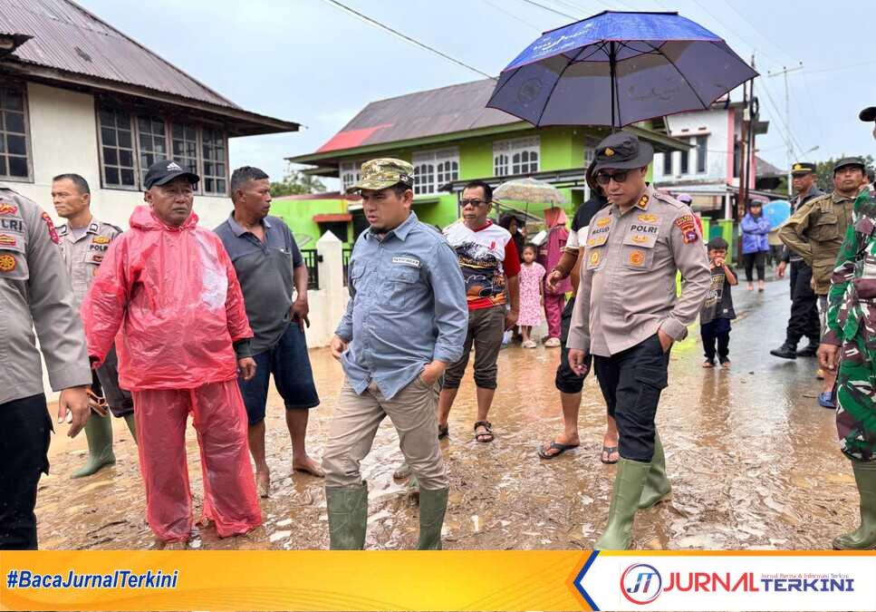 result_IMG-20251207-WA0006(1) (1) Wabup Solok, Candra saat meninjau lokasi banjir dan longsor di Nagari Paninggahan. (Foto Kominfo Kab Solok).