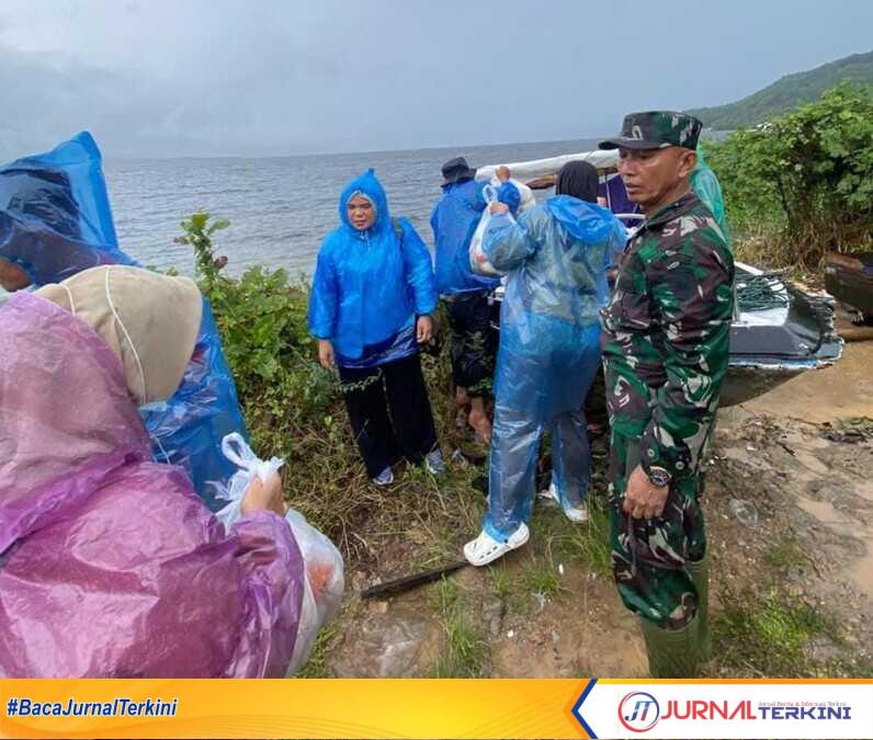 Pemda dan BGN salurkan bantuan untuk korban terdampak banjir dan longsor di Kab Solok. (Foto Kominfo Kab Solok).
