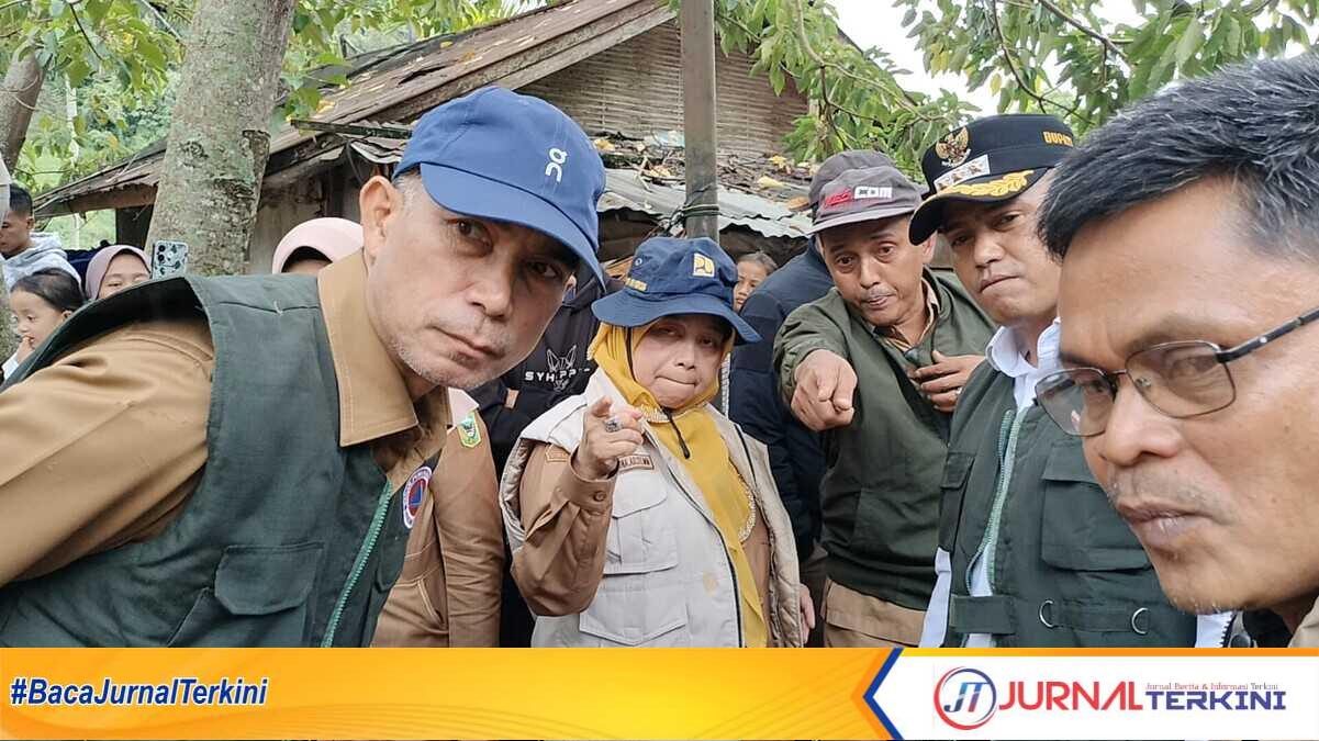 result_IMG-20251207-WA0008 Bupati Solok bersama jajarannya saat meninjau lokasi banjir dan longsor di Nagari Koto Hilalang. (Foto Kominfo Kab Solok).