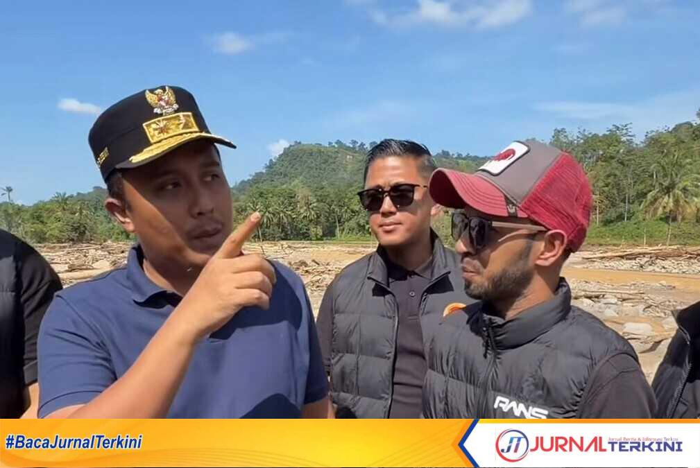 Tim Rans Entertainment, Prio menyerahkan secara simbolis kepada Wagub Sumbar di salah satu lokasi terparah terdampak bencana, Batu Busuak, Kecamatan Pauh, Kota Padang. (Dokumen istimewa).