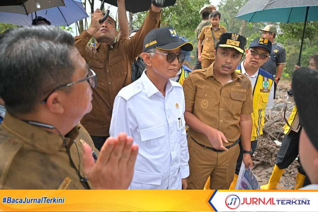 Wagub Sumbar, Vasco Ruseime mendampingi Menteri PU RI, Dody Hanggodo saat meninjau sejumlah Infrastruktur yang rusak akibat bencana di Sumbar. (Foto Adpim Sumbar).