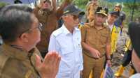 Wagub Sumbar, Vasco Ruseime mendampingi Menteri PU RI, Dody Hanggodo saat meninjau sejumlah Infrastruktur yang rusak akibat bencana di Sumbar. (Foto Adpim Sumbar).