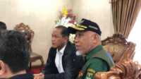 Gubernur Mahyeldi saat menyambut Menteri Lingkungan Hidup RI. (Foto Adpim Sumbar).