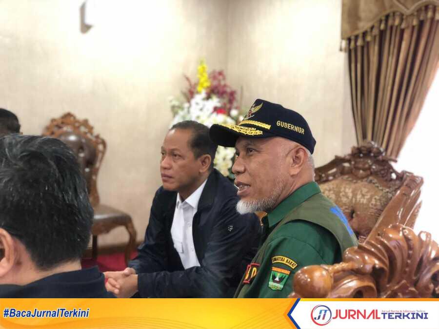 Gubernur Mahyeldi saat menyambut Menteri Lingkungan Hidup RI. (Foto Adpim Sumbar).