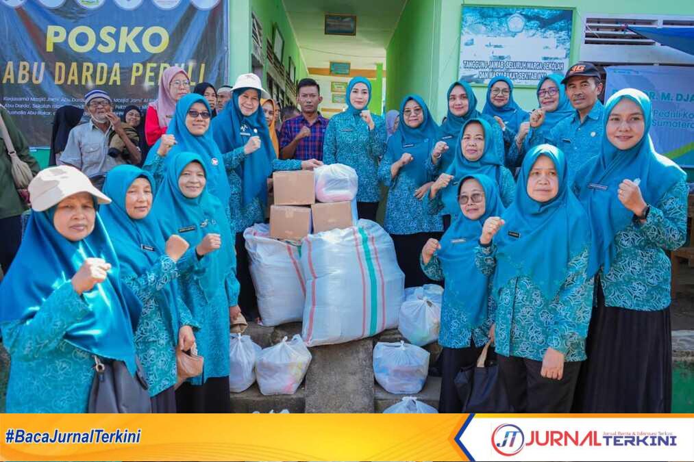 Ketua TP PKK Sumbar salurkan Bantuan untuk Korban Bencana di Agam. (Foto Adpim Sumbar).