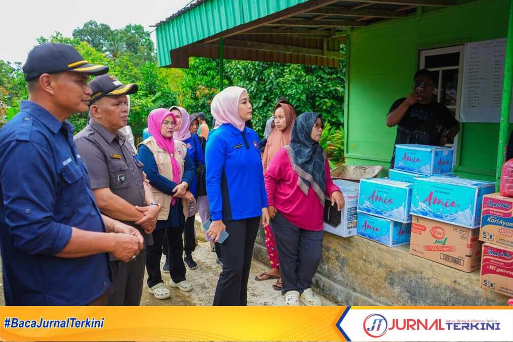 Ketua BKOW Prov Sumbar, Ny. Dianita Maulin Vasko saat meninjau sekaligus menyalurkan bantuan kepada warga terdampak bencana di Kab Agam. (Foto Adpim Sumbar).