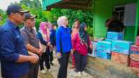 Ketua BKOW Prov Sumbar, Ny. Dianita Maulin Vasko saat meninjau sekaligus menyalurkan bantuan kepada warga terdampak bencana di Kab Agam. (Foto Adpim Sumbar).