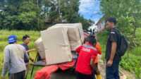 Tim Dinsos Prov Sumbar saat salurkan bantuan ke daerah terdampak bencana. (Foto Adpim Sumbar).