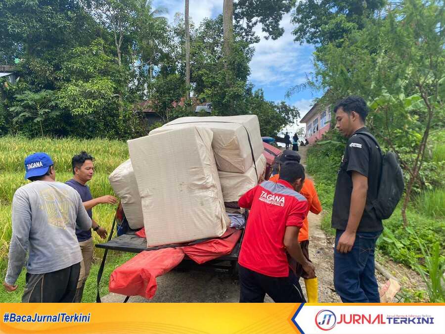 Tim Dinsos Prov Sumbar saat salurkan bantuan ke daerah terdampak bencana. (Foto Adpim Sumbar).