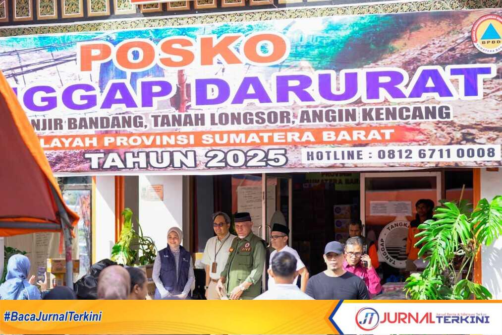 Gubernur Sumbar di Posko tanggap darurat bencana Sumbar. (Foto Adpim Sumbar).