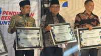 result_IMG-20251213-WA0001 Wabup Candra saat menerima penghargaan. (Foto Kominfo Kab Solok).