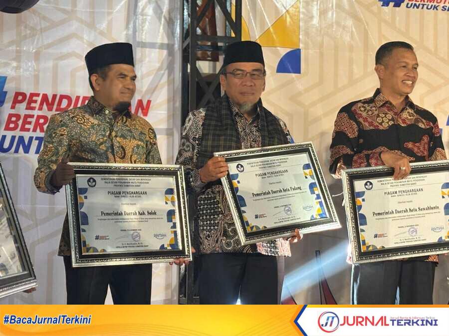 Wabup Candra saat menerima penghargaan. (Foto Kominfo Kab Solok).