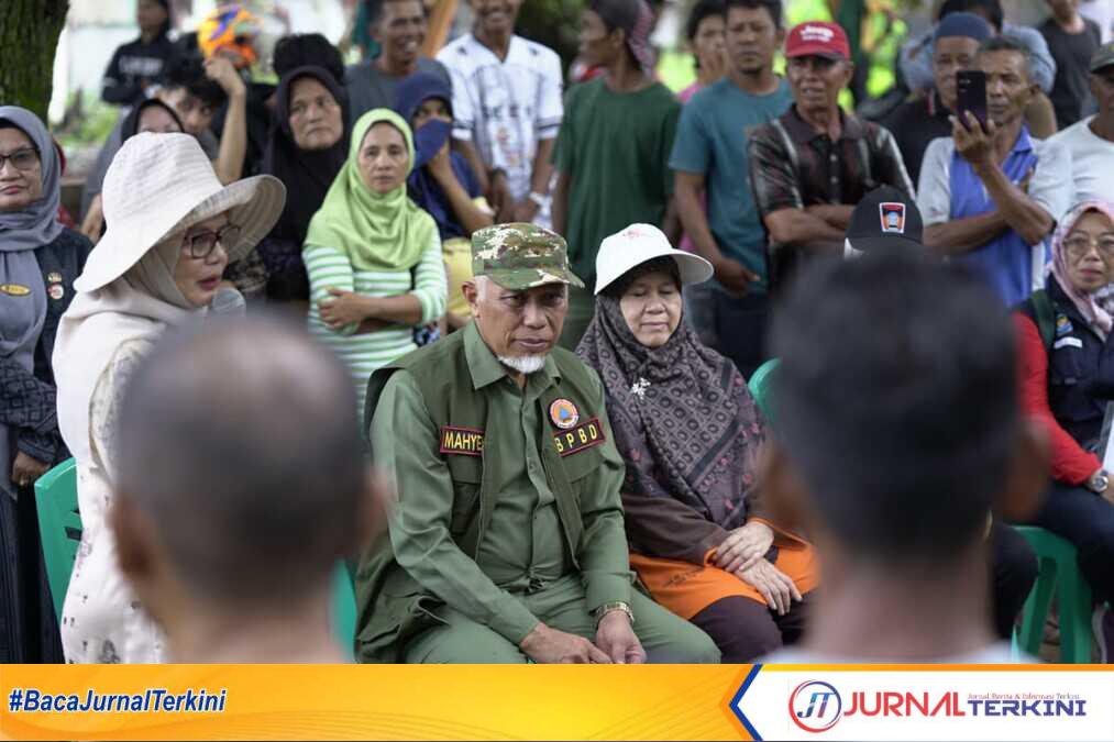 Gubernur Sumbar, Mahyeldi Ansharullah bersama rombongan saat meninjau dan memberikan bantuan kepada Nelayan. (Foto Adpim Sumbar).