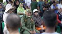 result_IMG-20251213-WA0008 Gubernur Sumbar, Mahyeldi Ansharullah bersama rombongan saat meninjau dan memberikan bantuan kepada Nelayan. (Foto Adpim Sumbar).
