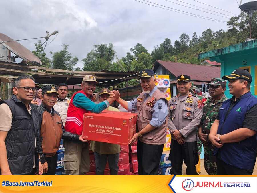 Gubernur Sumbar saat meninjau langsung lokasi terdampak banjir bandang dan longsor di Nagari Pagadih, Kab Agam. (Foto Adpim Sumbar).