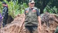 Gubernur Sumbar, Mahyeldi Ansharullah saat membersihkan dan membuka infrastruktur yang terdampak banjir dan longsor beberapa waktu lalu. (Foto Adpim Sumbar).