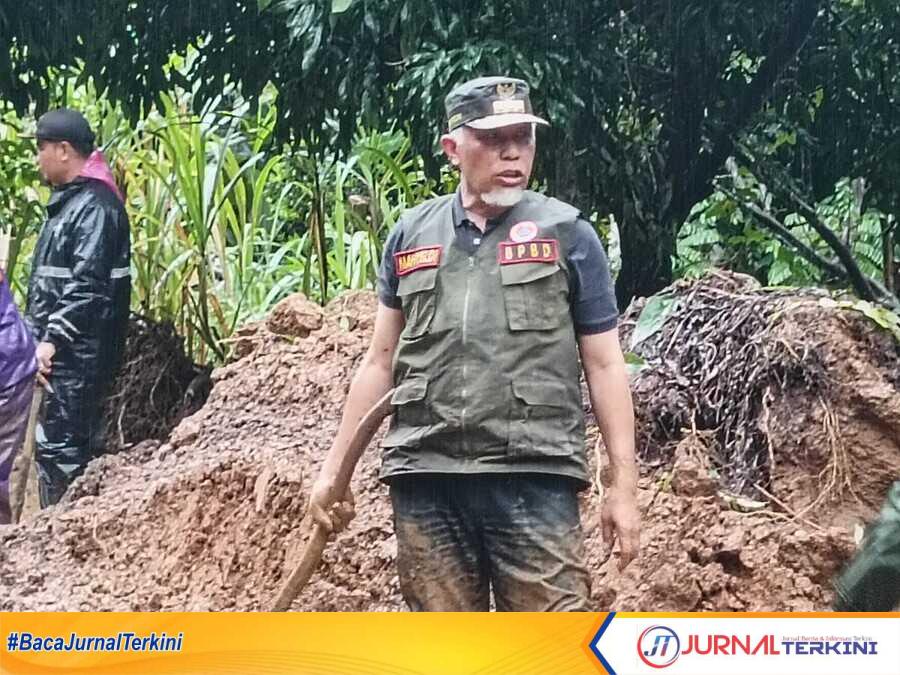 Gubernur Sumbar, Mahyeldi Ansharullah saat membersihkan dan membuka infrastruktur yang terdampak banjir dan longsor beberapa waktu lalu. (Foto Adpim Sumbar).
