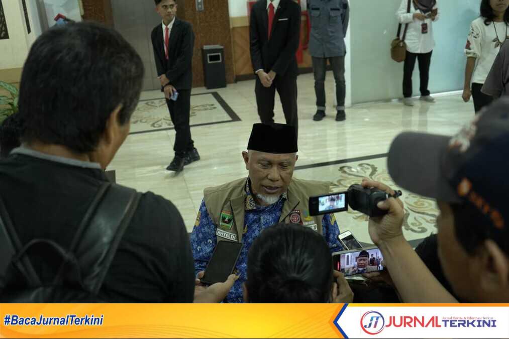 Gubernur Sumbar, Mahyeldi Ansharullah saat diwawancarai oleh wartawan. (Foto Adpim Sumbar).