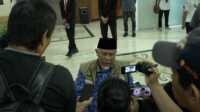 result_IMG-20251217-WA0054 Gubernur Sumbar, Mahyeldi Ansharullah saat diwawancarai oleh wartawan. (Foto Adpim Sumbar).