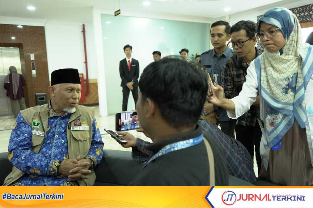 Gubernur Sumbar, Mahyeldi Ansharullah saat diwawancarai oleh wartawan. (Foto Adpim Sumbar).