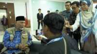Gubernur Sumbar, Mahyeldi Ansharullah saat diwawancarai oleh wartawan. (Foto Adpim Sumbar).
