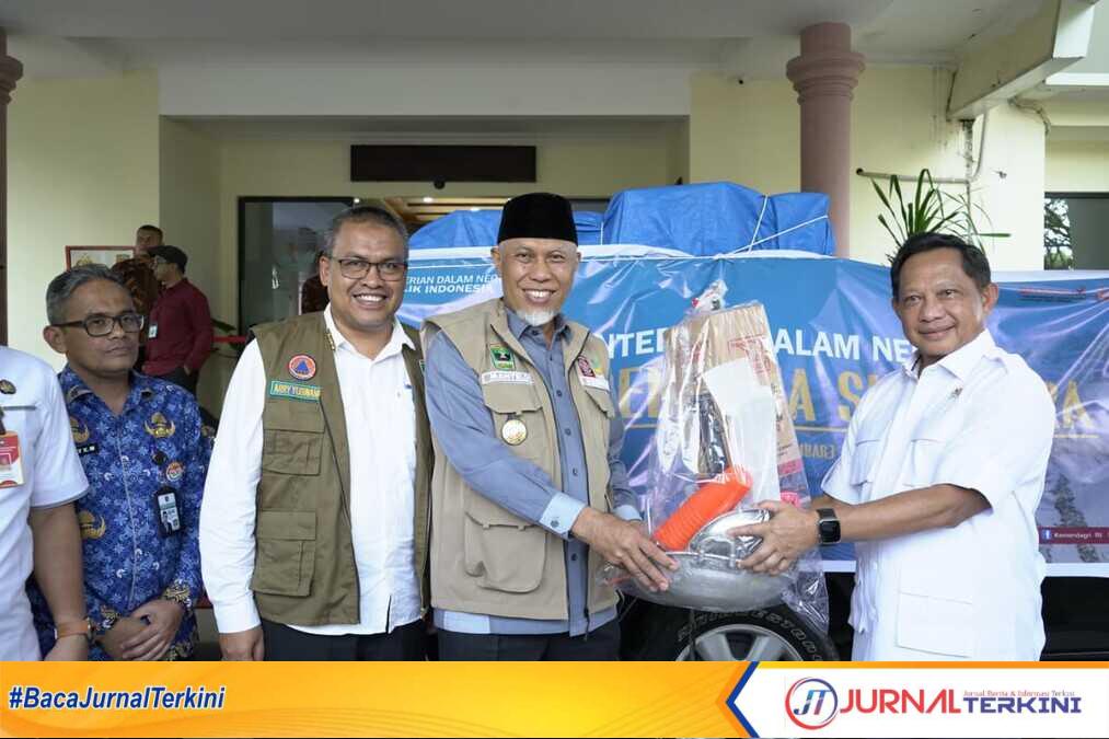 Mendagri, Tito Karnavian menyerahkan bantuan untuk korban terdampak bencana di Sumbar. (Foto Adpim Sumbar).