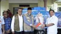 Mendagri, Tito Karnavian menyerahkan bantuan untuk korban terdampak bencana di Sumbar. (Foto Adpim Sumbar).