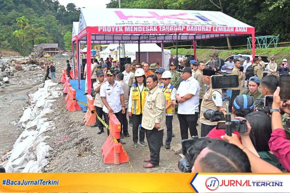 Presiden Prabowo meninjau lansung jalan Nasional putus di lembah anai. (Foto Adpim Sumbar).