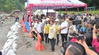 Presiden Prabowo meninjau lansung jalan Nasional putus di lembah anai. (Foto Adpim Sumbar).