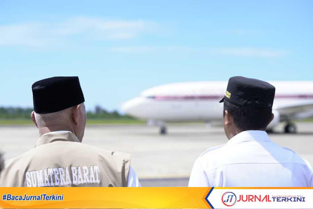 Gubernur dan Wakil Gubernur Sumbar saat melepas kepulangan Presiden Prabowo usai meninjau daerah terdampak bencana di Sumbar. (Foto Adpim Sumbar).