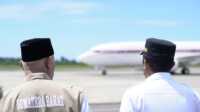 Gubernur dan Wakil Gubernur Sumbar saat melepas kepulangan Presiden Prabowo usai meninjau daerah terdampak bencana di Sumbar. (Foto Adpim Sumbar).