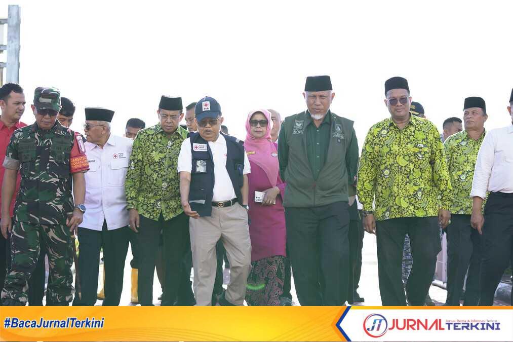 Gubernur Sumbar, Mahyeldi Ansharullah saat menyambut kedatangan Jusuf Kalla. (Foto Adpim Sumbar).
