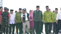 result_IMG-20251220-WA0004 Gubernur Sumbar, Mahyeldi Ansharullah saat menyambut kedatangan Jusuf Kalla. (Foto Adpim Sumbar).
