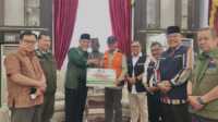 Gubernur Sumbar, Mahyeldi Ansharullah saat menerima bantuan untuk korban banjir bandang di Sumbar dari Pemprov Kepri. (Foto Adpim Sumbar).