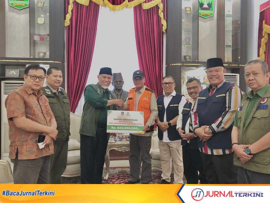 Gubernur Sumbar, Mahyeldi Ansharullah saat menerima bantuan untuk korban banjir bandang di Sumbar dari Pemprov Kepri. (Foto Adpim Sumbar).