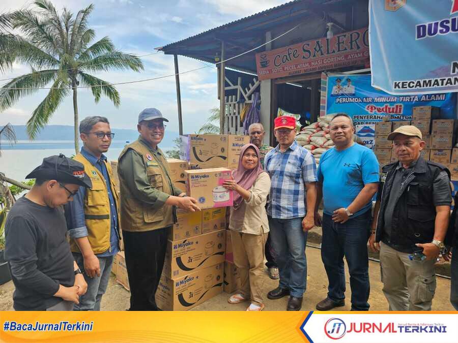 Sekdaprov Sumbar, Arry Yuswandi saat meninjau dan menyerahkan bantuan untuk Warga Malalo, Kab Tanah Datar. (Foto Adpim Sumbar).